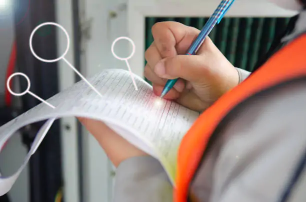 Engenheiros realizando inspeção predial